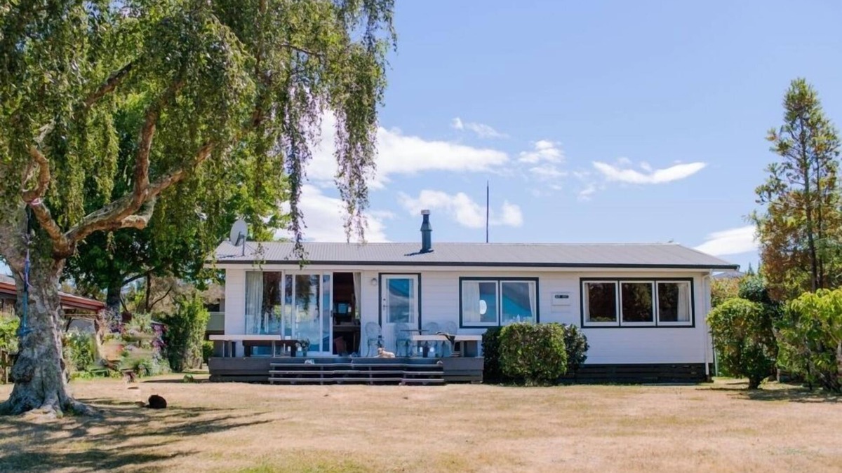 Kinloch House | Kinloch Lake Front View bach