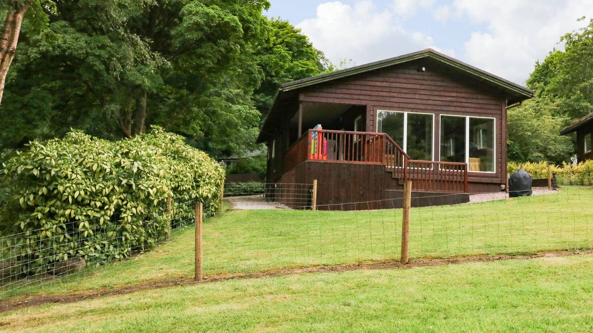 Horton Cottage | KIPLING LODGE, pet friendly, with hot tub in Rudyard