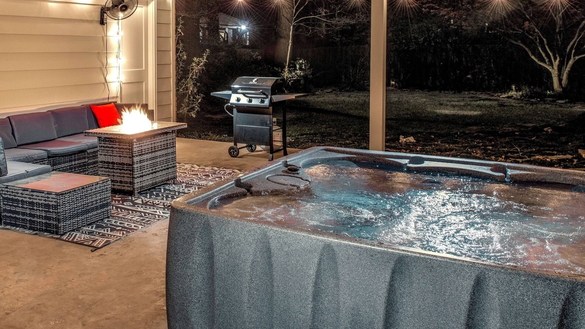 Ellendale House | Kirby House: Sleeps 16, King bed, Hot Tub, Game Rooms, Gym, Gated/Free Parking