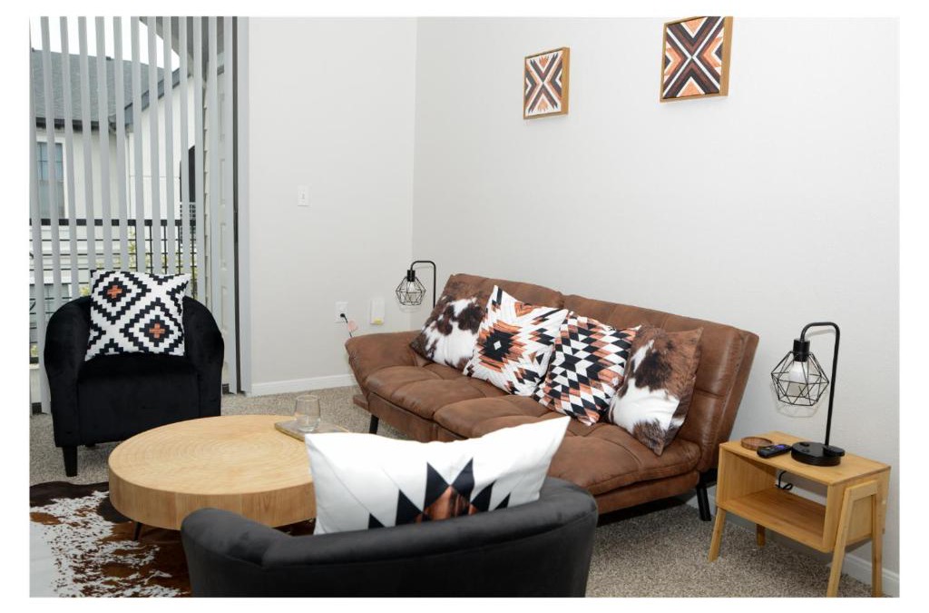 South Central Houston Apartment | Kirby Place - Luxury pool - med center - gym