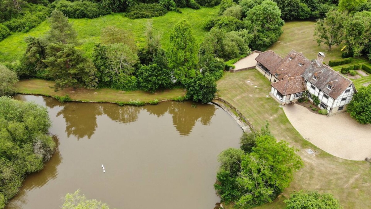 Billingshurst Villa | Kirdford Farmhouse - Five Bedroom Villa, Sleeps 10