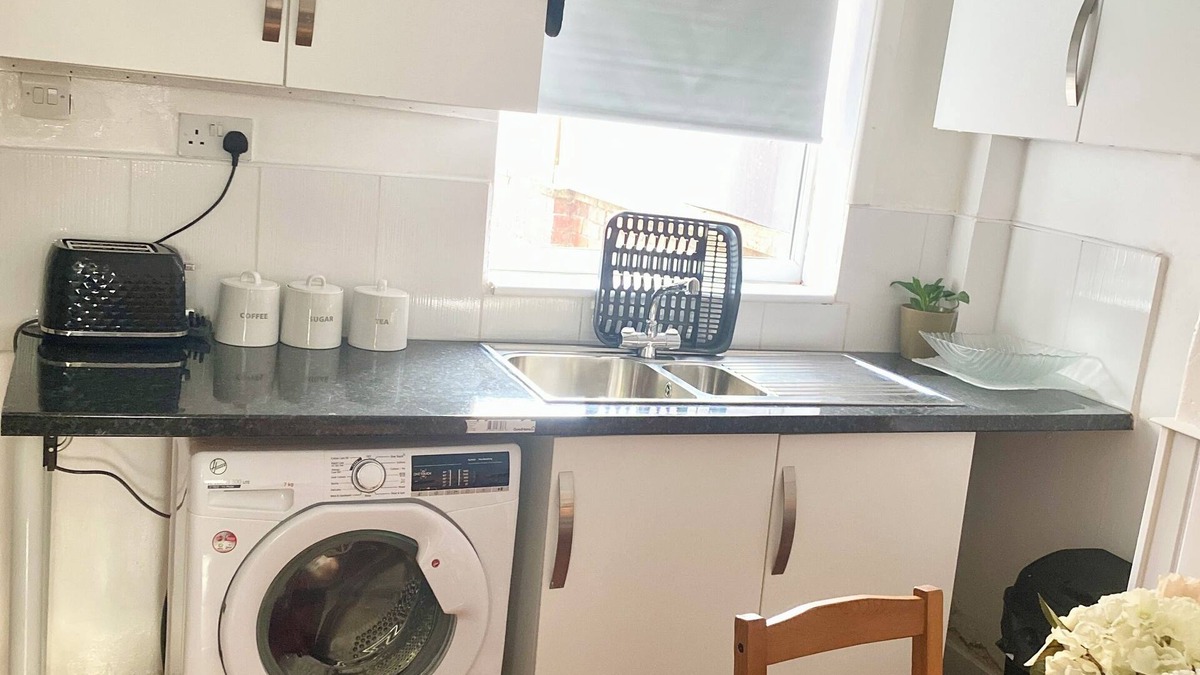 Thurnscoe House | Kirkby House in Moorthorpe near a train station, great access to motorways