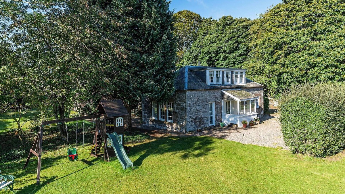 Murthill Cottage | Kirkgate Cottage – Countryside Living