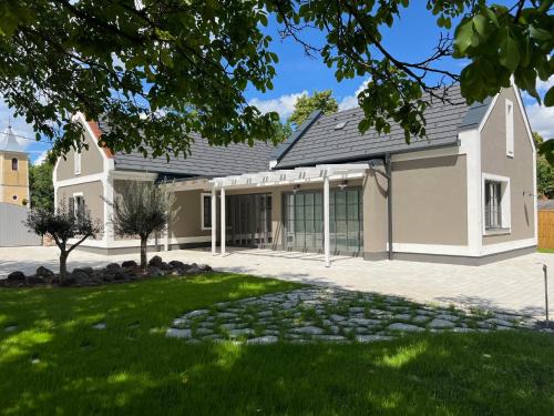 Balatonhenye Villa | KisKütyü