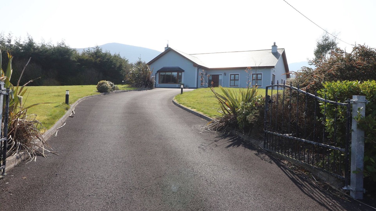 Kilgobnet Cottage | KISSANE'S COTTAGE, family friendly in Beaufort, County Kerry