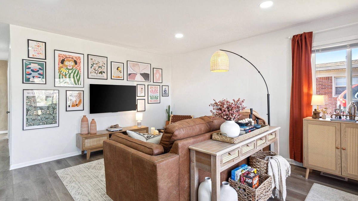 Madison Heights House | ☀️ Kissed by Sunshine ☀️ 3BDR Ranch by Royal Oak & Ferndale - Family Friendly 2TVs