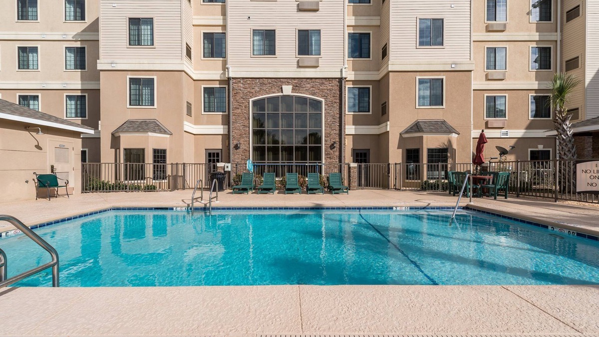 Oak Condo | Kitchen + Outdoor Pool | Minutes from Beaches