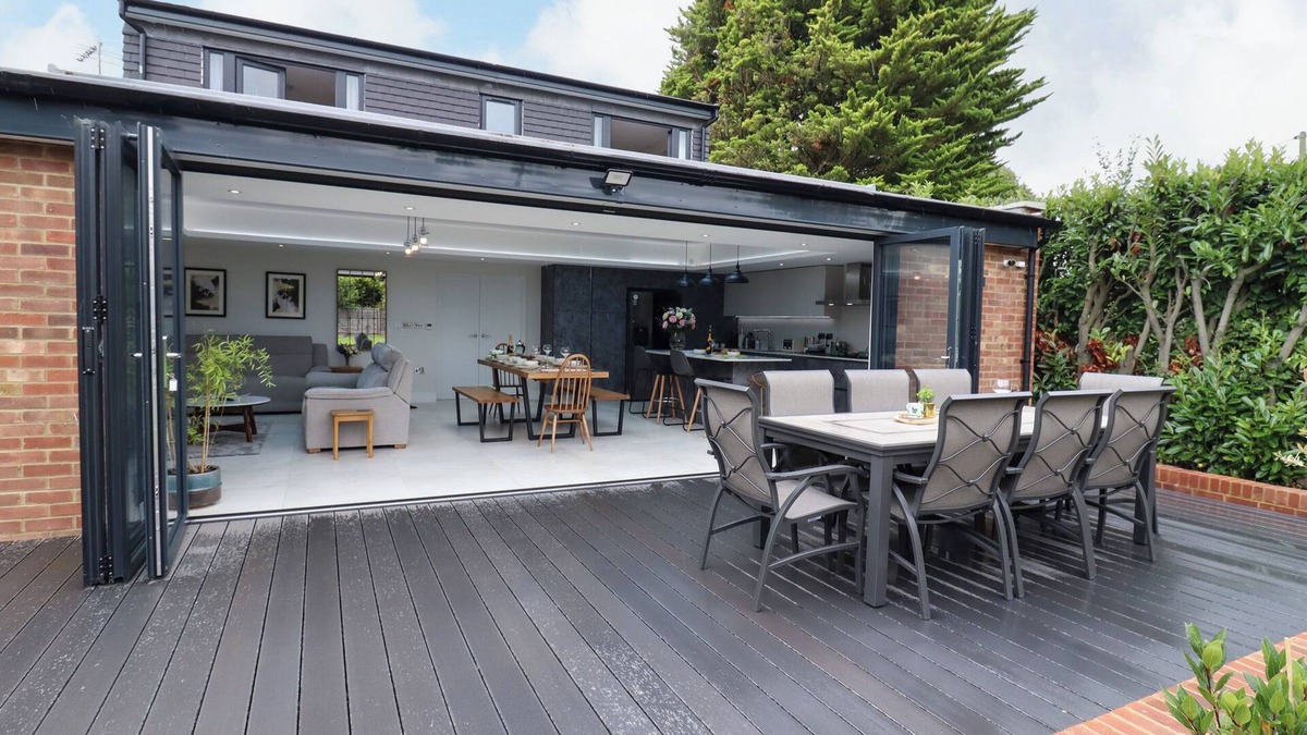 Little Missenden Cottage | KITE VIEW COTTAGE, pet friendly, with a garden in Holmer Green
