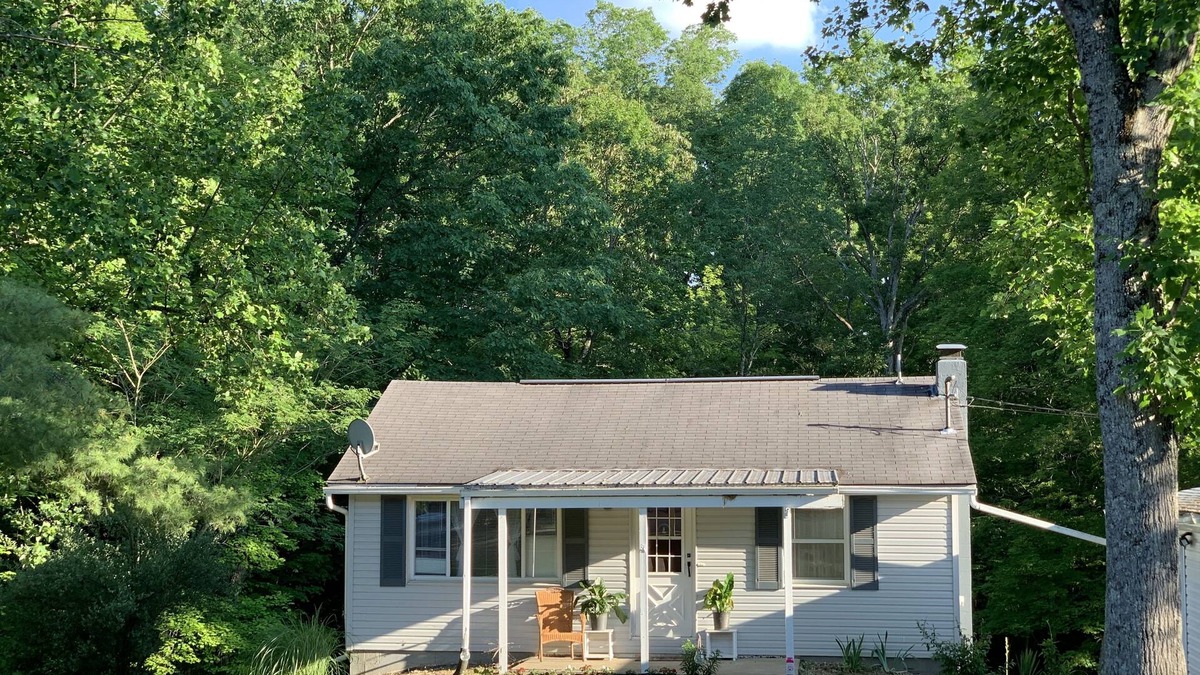 Glouster Cottage | Kittle Pine Front Rental Cottage at Dock 2 of Burr Oak Lake