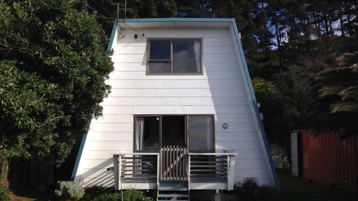 Pongaroa Cabin | Kiwi Bach by the Beach