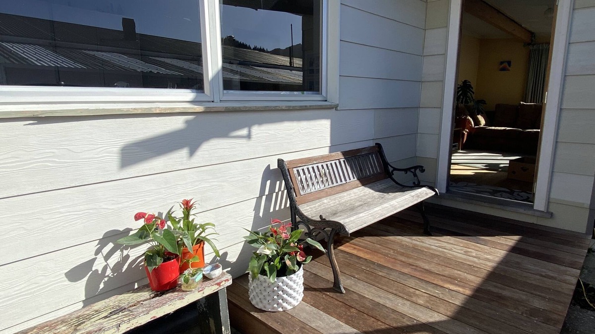 Picton House | Kiwi bach, pet friendly, comfy, quiet and central