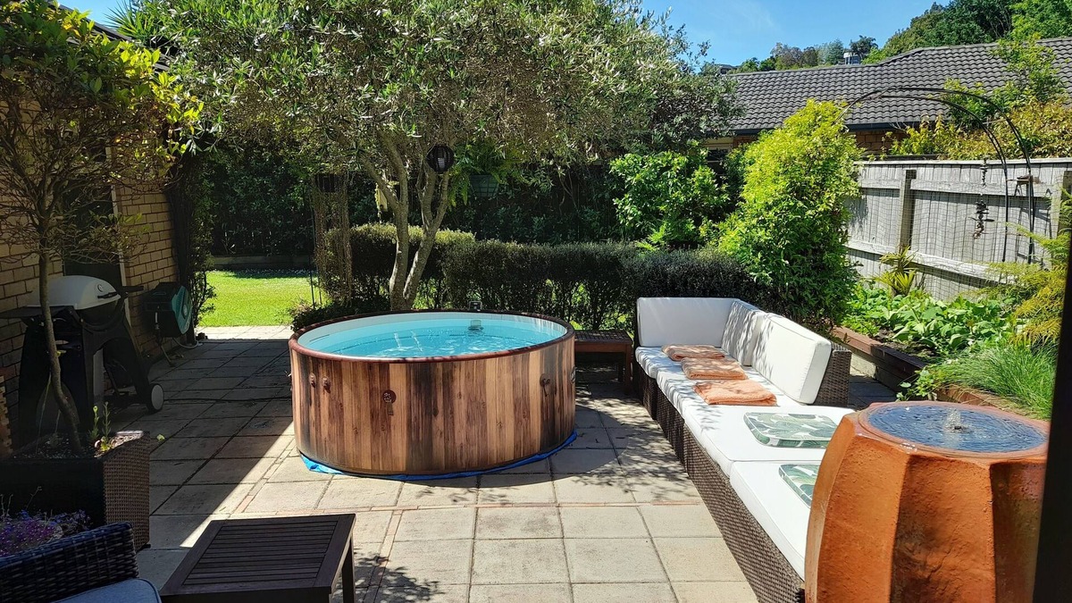 Bay of Plenty Region Apartment | Kiwi Lodge Guest Suite neighbouring Kiwi Reserve Bird Park. Hottub, Pool, PetsOK