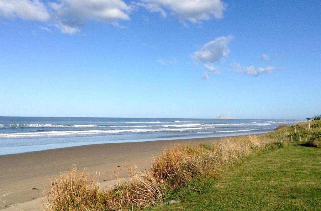 Ocean Beach House | Kiwiana Bach - Ocean Beach Bach
