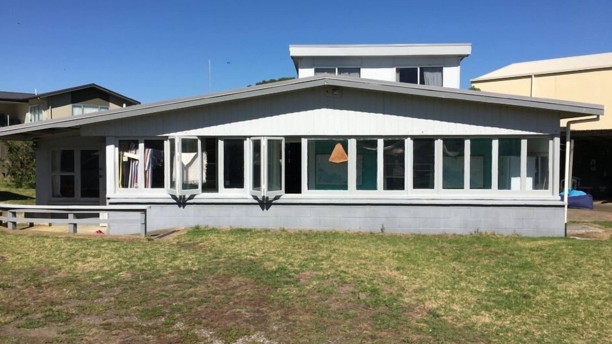 Pukehina House | Kiwiana Getaway - classic kiwi beach bach