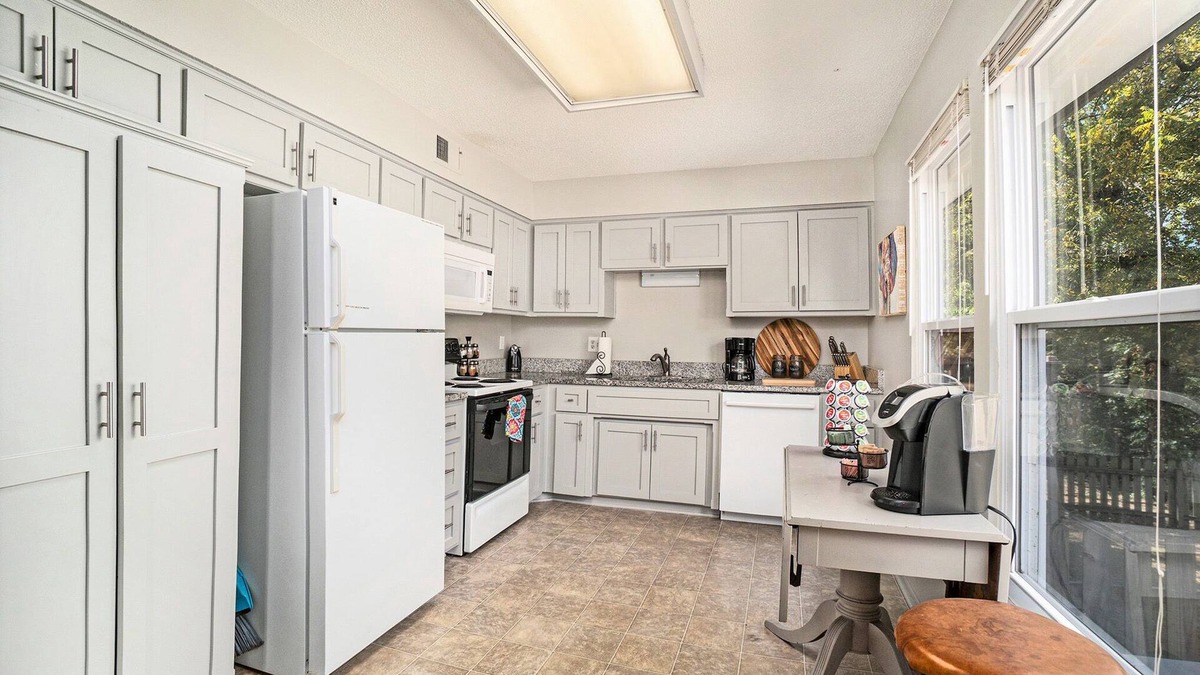 Lenexa House | KKQ Comfy Beds, TVs all Bedrooms/Backs to 52 acre Park/Walking Trails/Ez HiWay