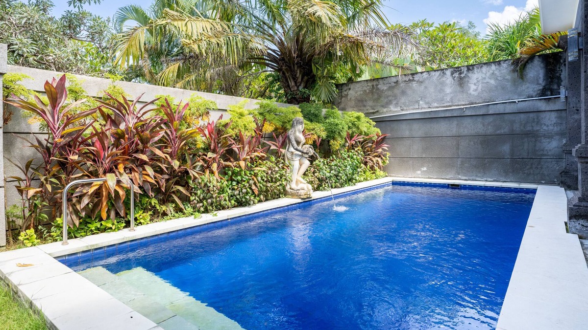 Legian Villa | KL3006, 3 Bedroom en-closed living room, Villa walk to Beach Legian