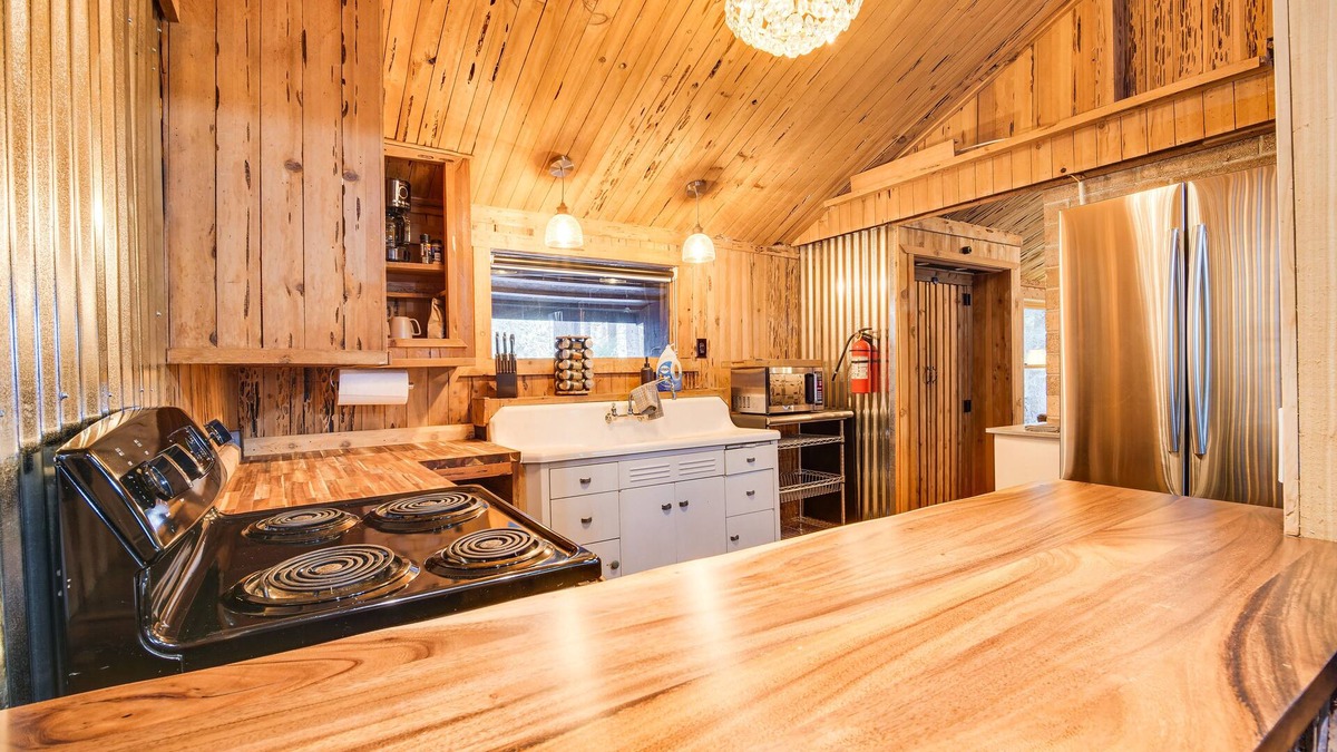 Klamath Lake Cabin | Klamath Falls Cabin w/Private Sauna & Fire Pit!