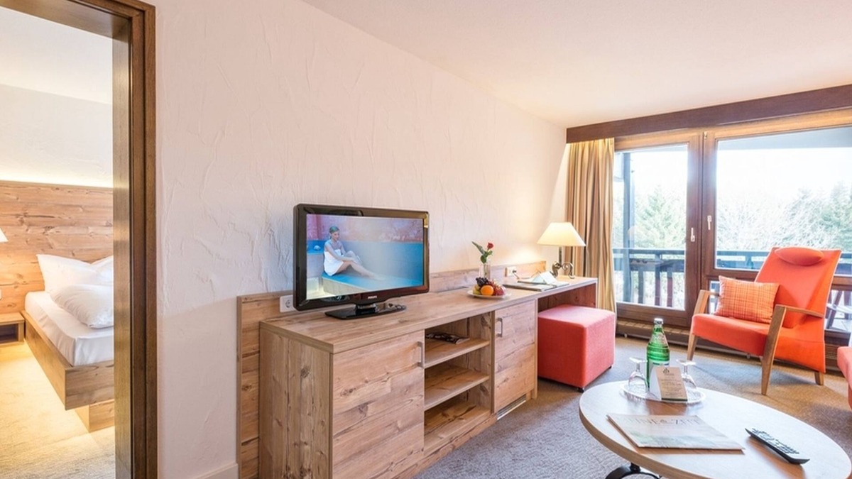 Schluchsee Apartment | Klassik Suite Waldseite mit Doppelbett, separatem Wohnzimmer und Terrasse oder Balkon