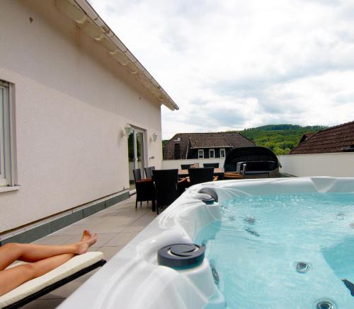 Niedershausen Apartment | Kleeoase - Luxus Ferienwohnung - Jacuzzi - Dachterrasse - Kochinsel - See in 10 min