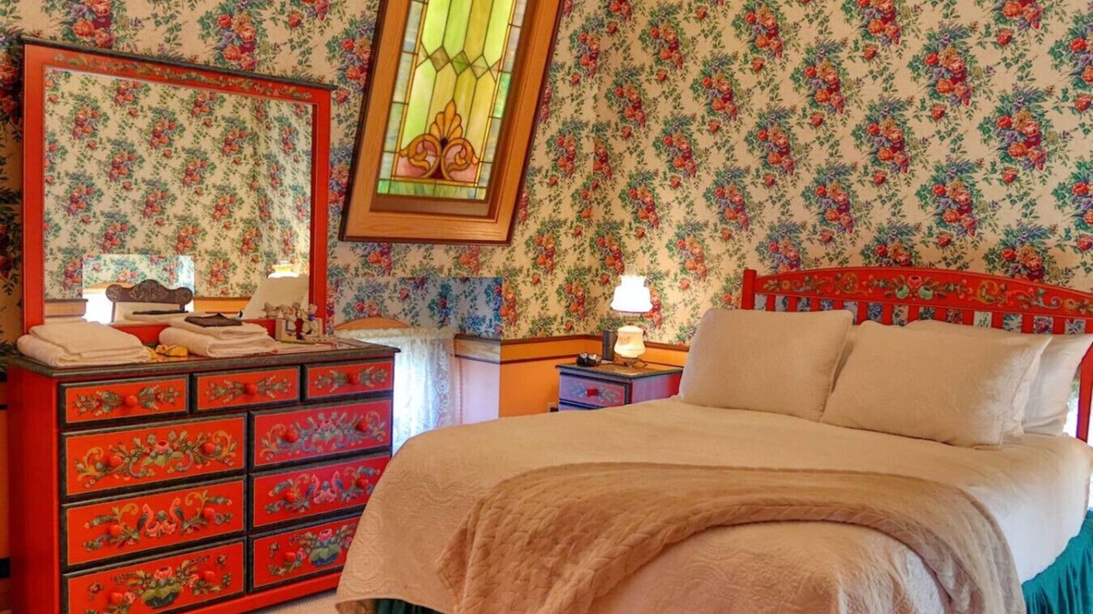 Pella Bed & Breakfast | Klompen Suite at Pella Mansion