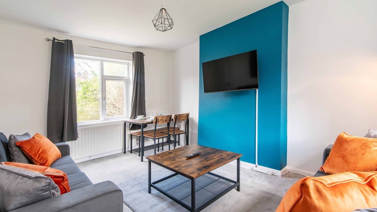 Mapperley House | Kneeton Vale - Modern 4 bedroom with dining for 6 and enclosed rear garden