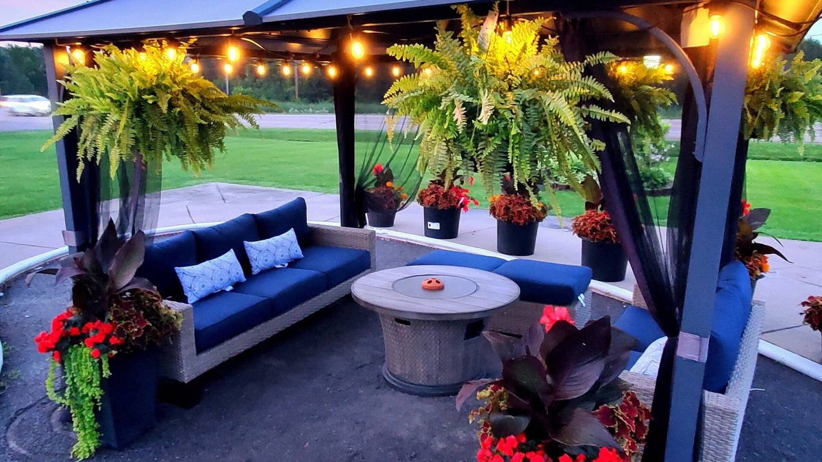 Laurentian Valley Hotel | Knights Inn Colonial Fireside Inn