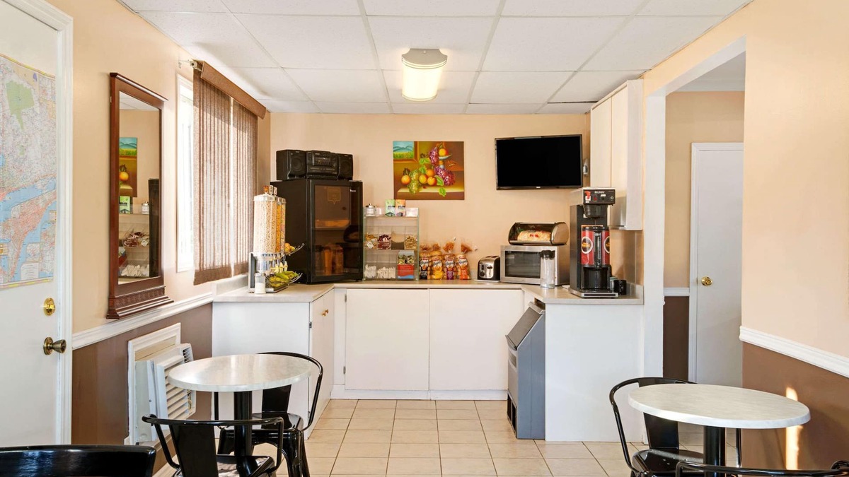 Midland Hotel | Knights Inn Midland, ON