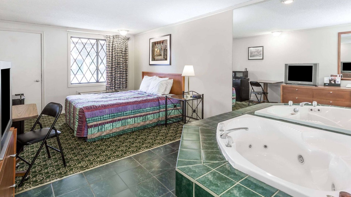 Mount Pleasant Hotel | Knights Inn Racine