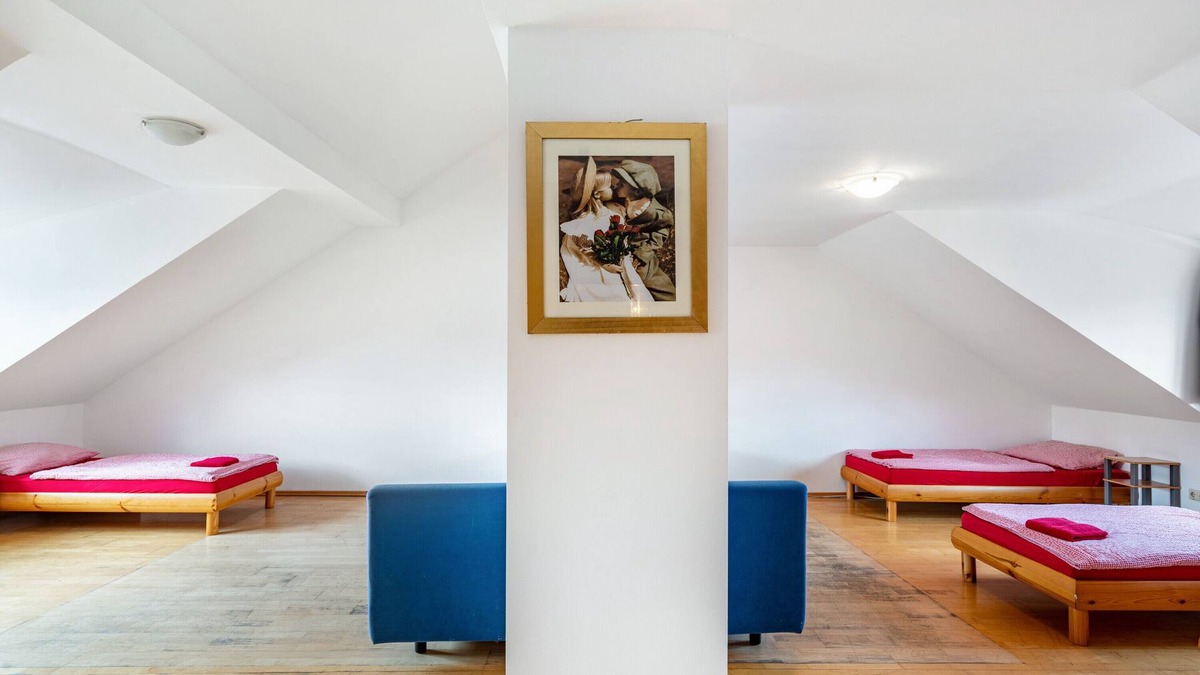 Munchen District Apartment | Knödelhof 'Appartement 4' with Shared Terrace and Wi-Fi
