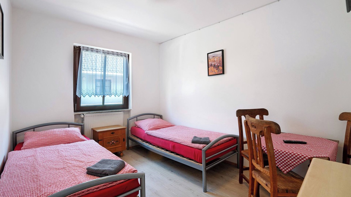 Munchen District Apartment | Knödelhof ‘Room 4’, 3-bed room with shared terrace and WLAN