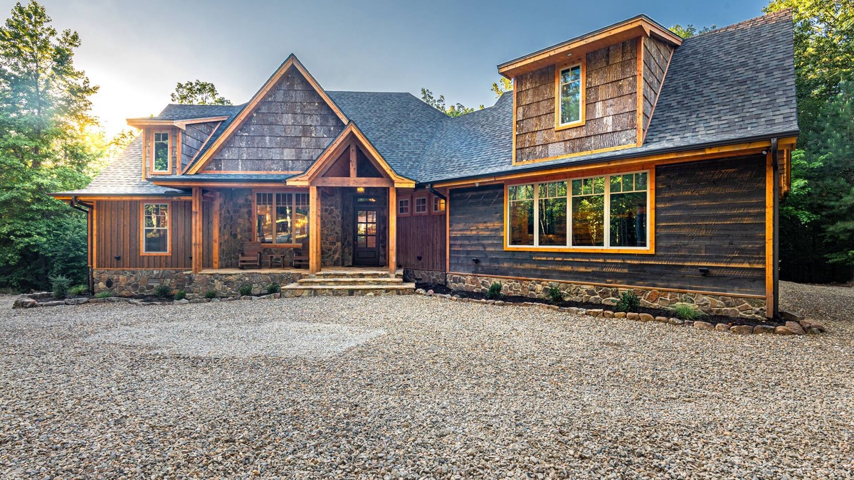 Golden Cabin | KNOLL CREEK offers luxury in a creekside setting, 6 Bedrooms- Sleeps 19