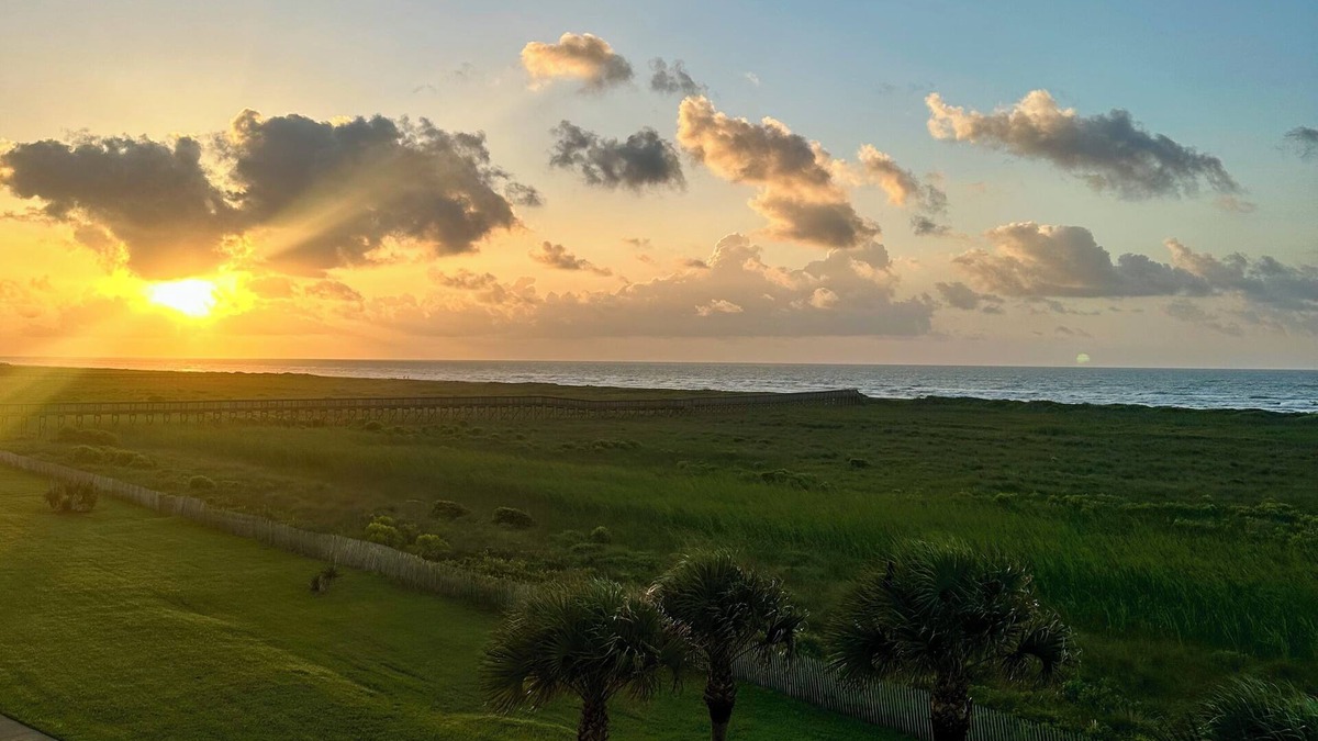 Galveston Condo | Knot 4 Sail -Beach Front- Ocean Views- Front Row