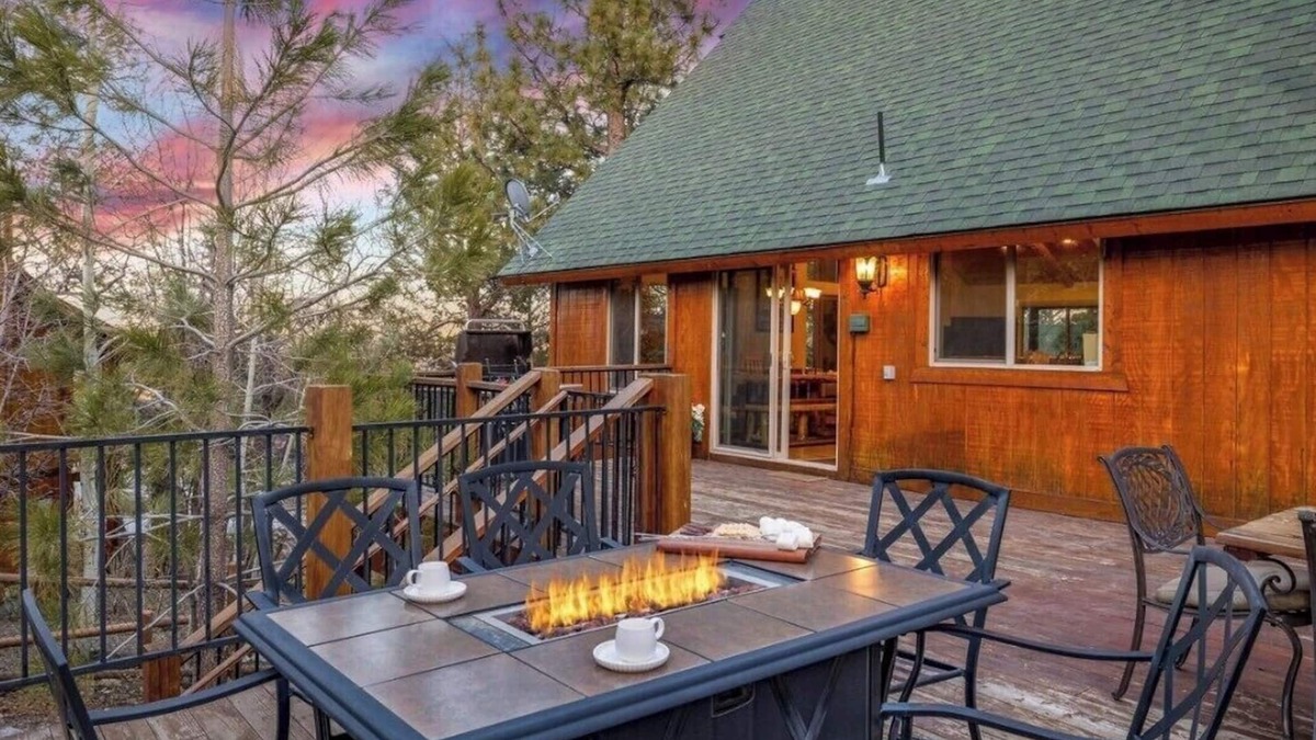 Castle Glen Estates Apartment | Knotty Pine Cabin, 5 min to Lake and Ski, in serene Big Bear Lake with WiFi.