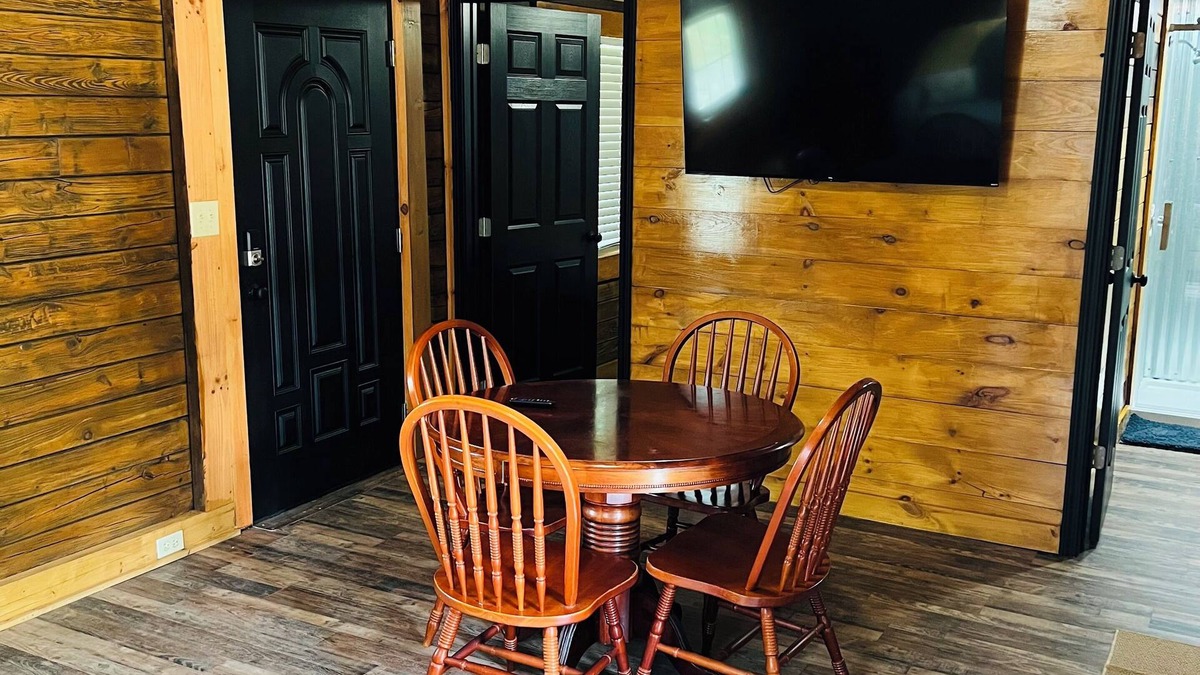Pine Ridge Cabin | KNOTTY PINE 🌲 Handcrafted Cozy Cabin in RRG Pet Friendly Hot Tub