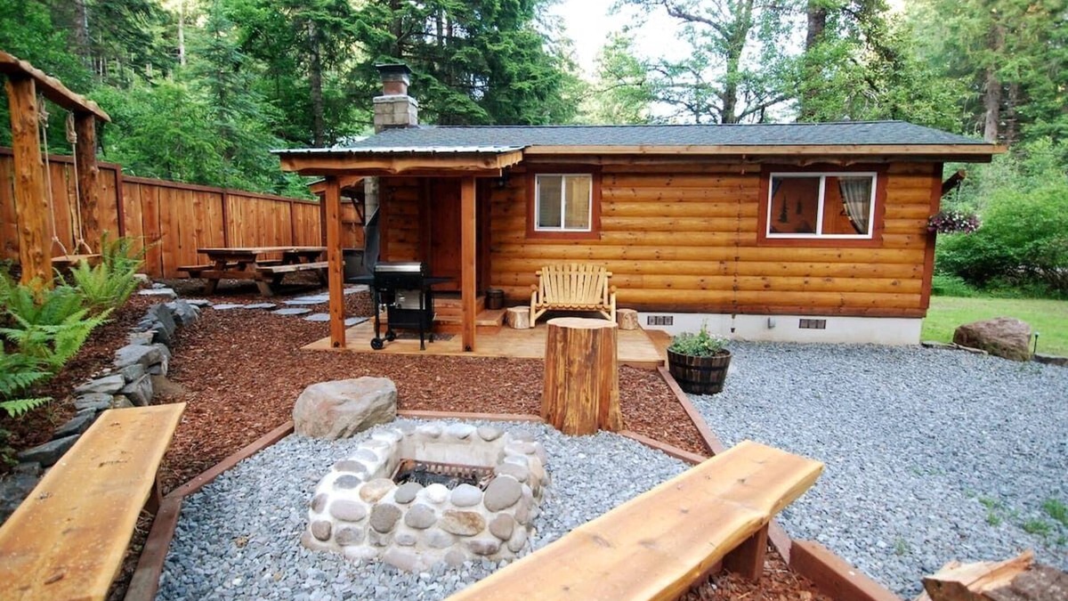 Ashford Cabin | Knotty Shack Cabin-Unique Log Cabin with Hot TubnStay, Explore, Retreat & Repeat