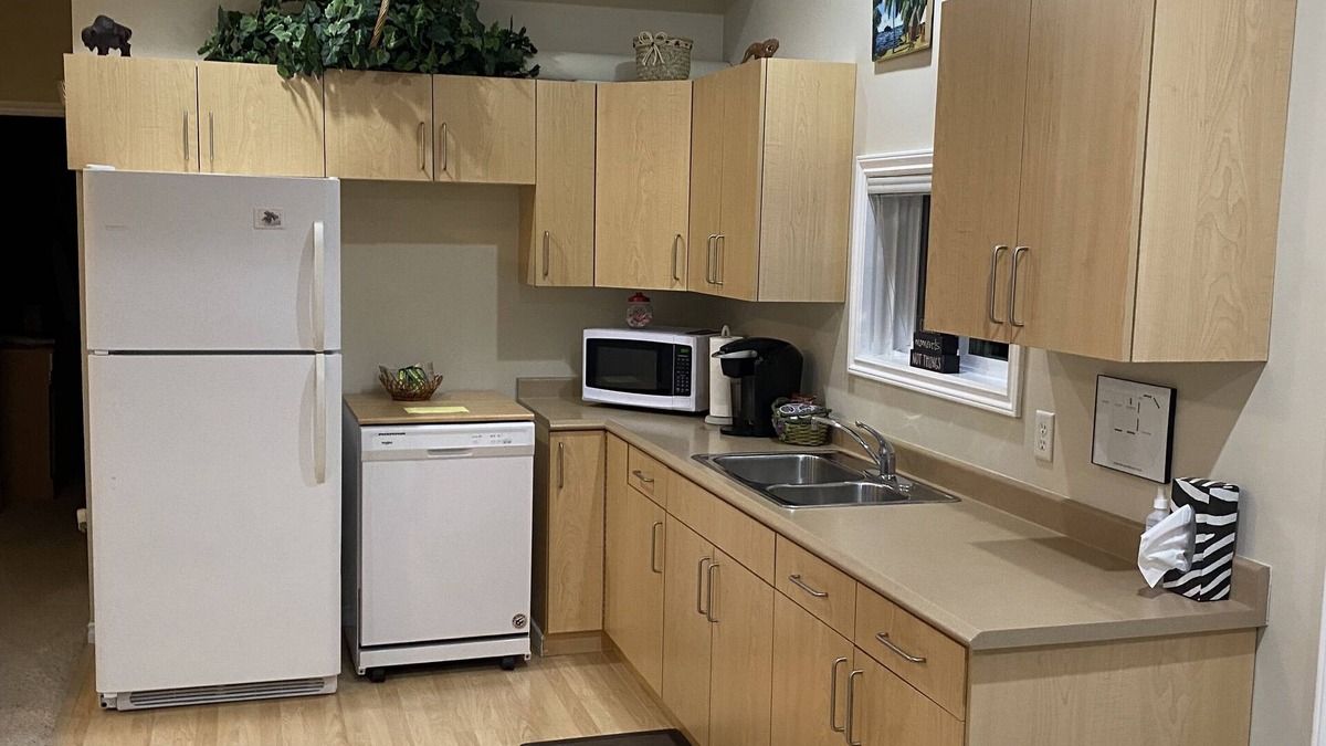 North End House | Knox Mountain Hillside suite nestled between mountains, 5 min from Okanagan Lake
