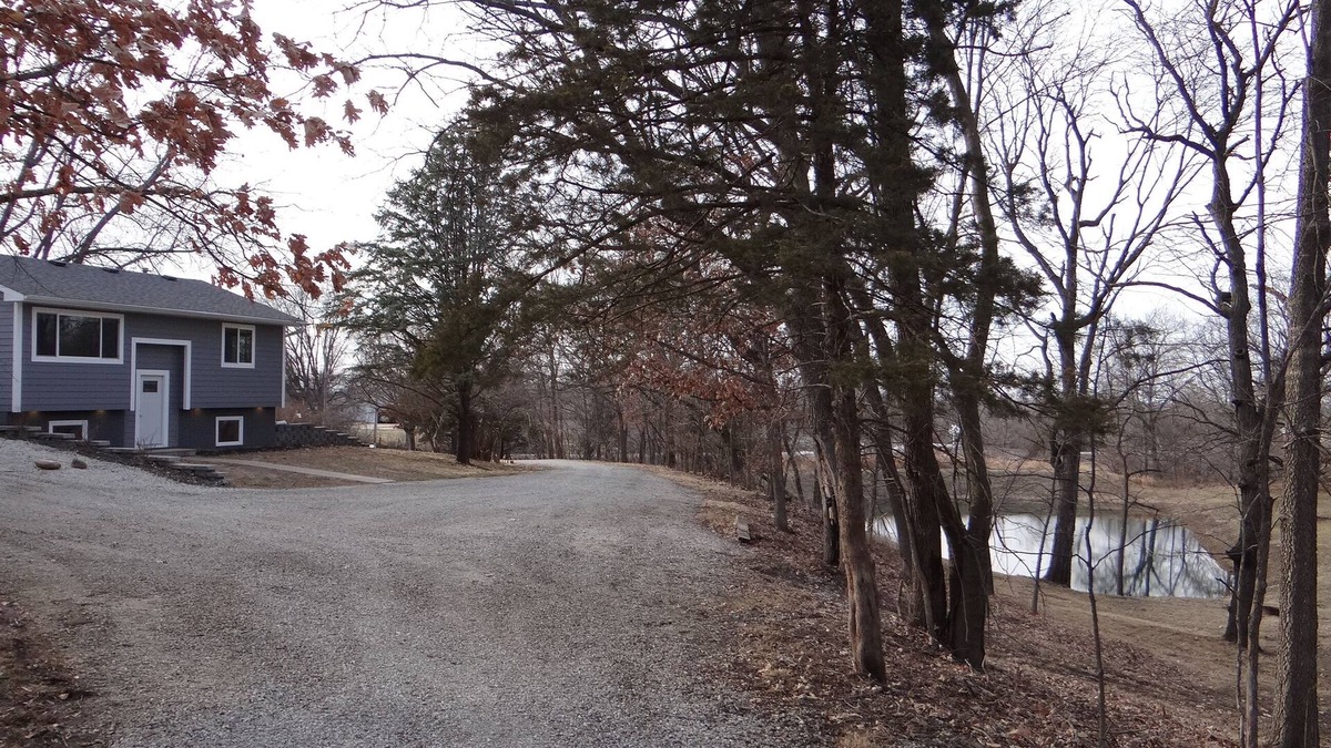 Knoxville House | Knoxville's BEST! Private Acreage! Close to town & 3 acres to enjoy!