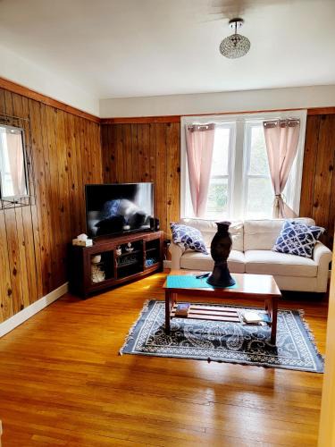 Carlisle House | KNR Beauty Living Quarters, LLC