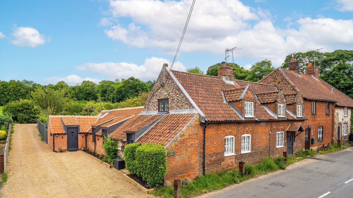 North Creake House | Knyvetts: sleeps 6 (3 double beds), pretty garden