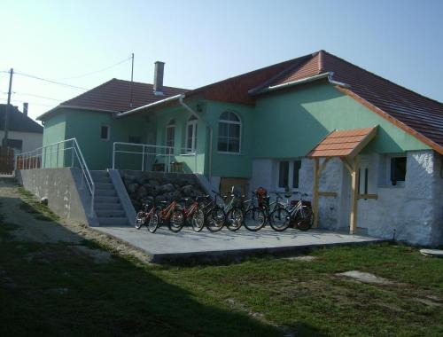 Uppony House | KOÓS VENDÉGHÁZ