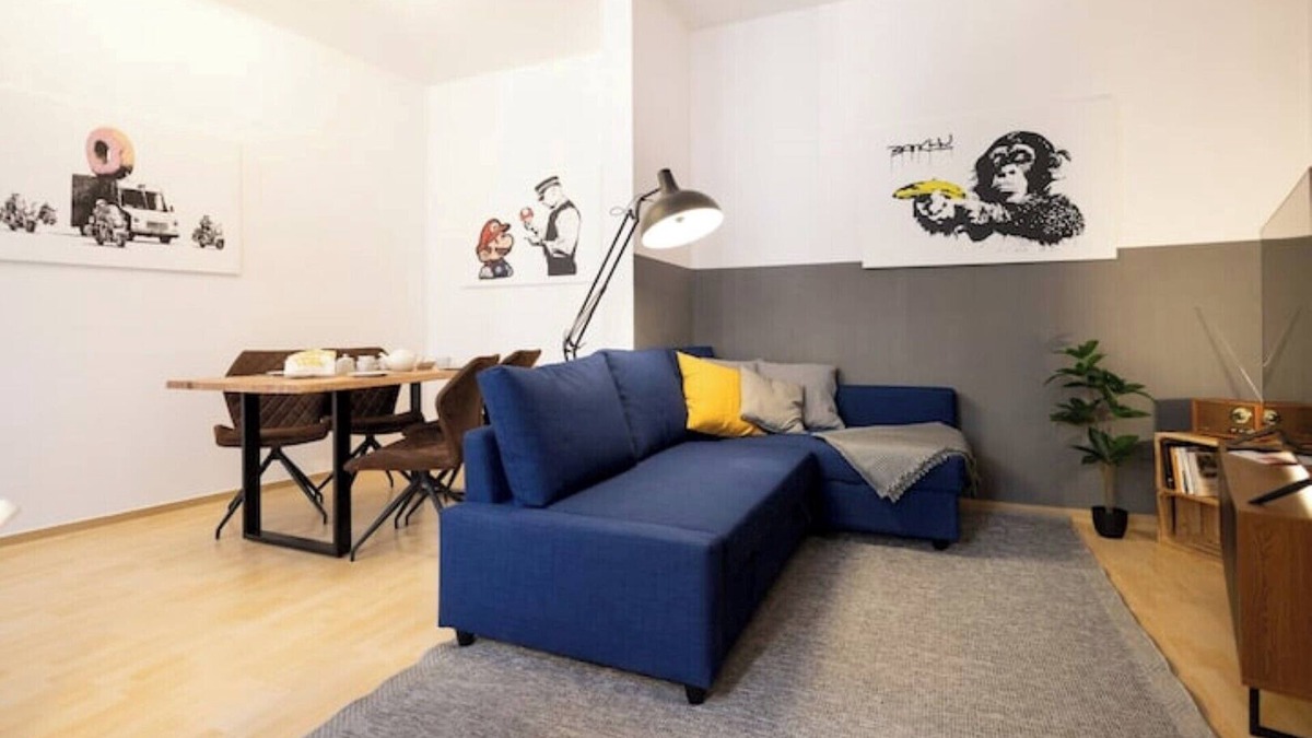 Altstadt Apartment | Ko-Living Space Opera | Suite 10 | Kitchen | Dart | Living room | City center