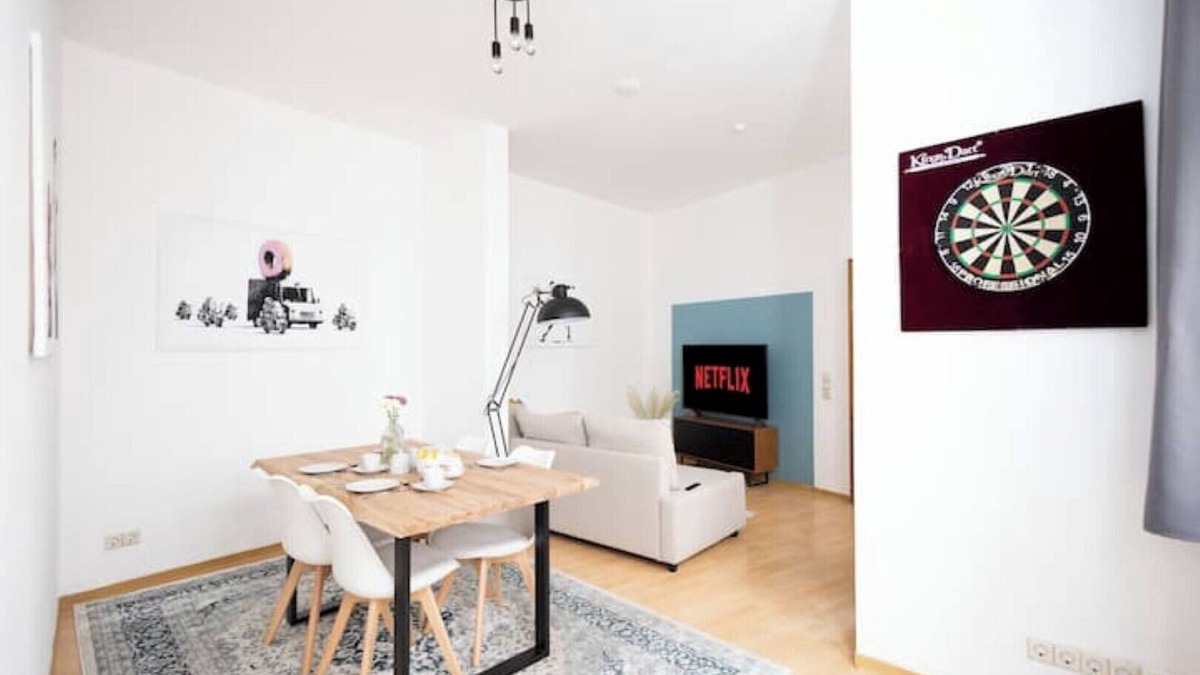 Altstadt Apartment | Ko-Living Space Opera | Suite 6 | Kitchen | Living room | Dart | City center