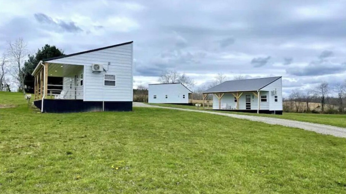 Carbon Hill House | Koby-NEW tiny home with shared fishing pond