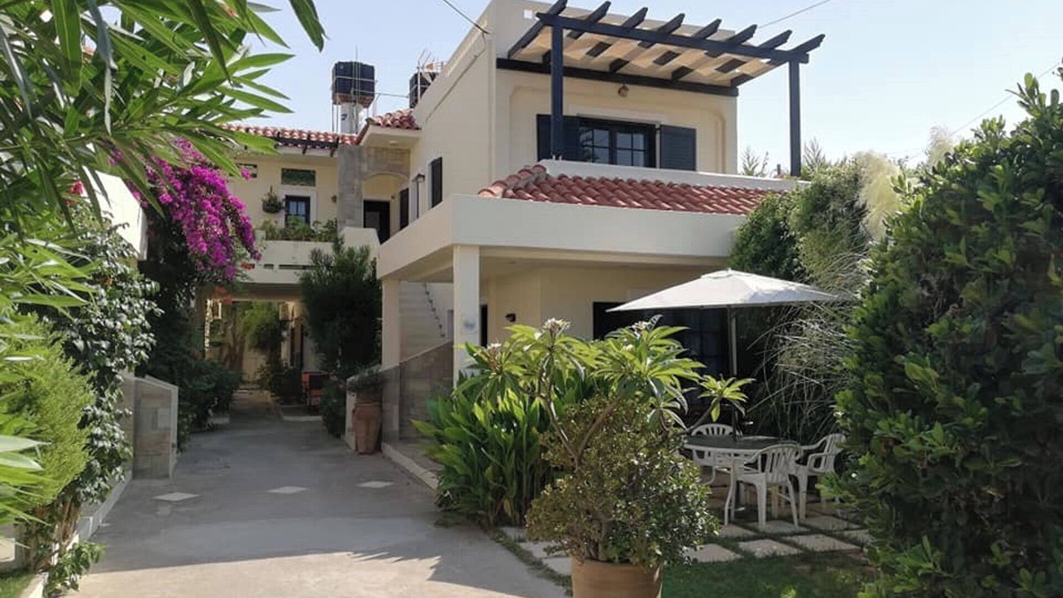 Kokkini Chani Apartment | Kokkini Hani: Lovely apartment with garden, 100 meters from the beach, Kokkini Hani/Heraklion.