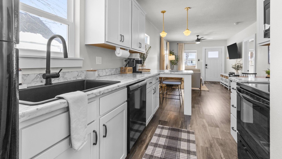 Cedar Rapids House | Koko’s Cottage! Beautiful home near downtown CR!