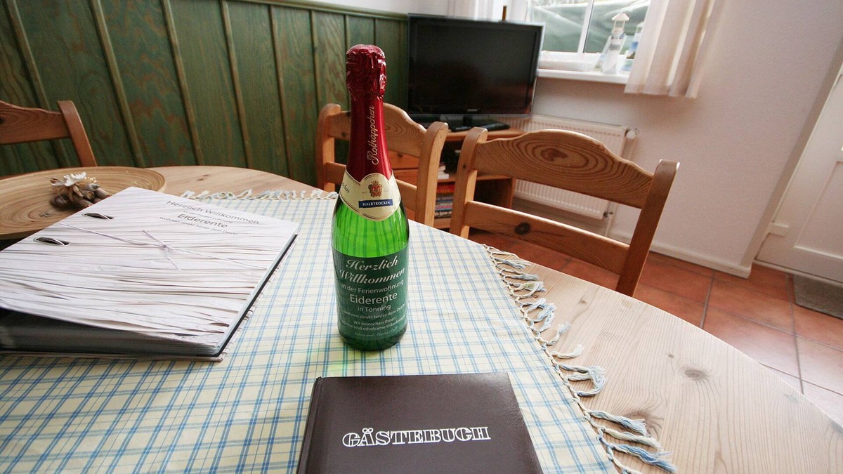 Groß Olversum Apartment | Komf. Apartment, 5 pers., 3 bedrooms, 2 bathrooms, near Sankt Peter-O. , right on the dike