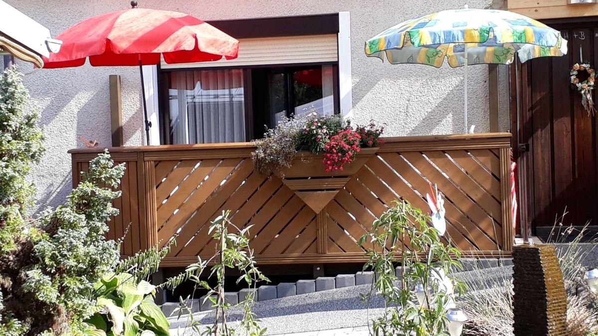 Steinwiesen Apartment | Komfortable 80qm Ferienwohnung mit großem überdachtem Balkon, voll ausgestattete Küche