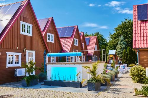 Rewal Resort | Kompleks Wypoczynkowy Pomerania z podgrzewanym basenem 30 metrów do morza