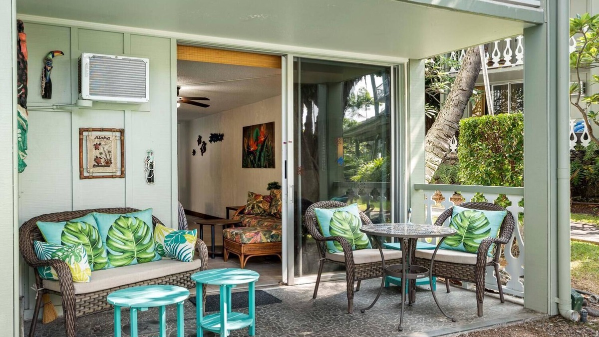 Historic Kailua Village Apartment | Kona Islander Hawaiian Style Poolside