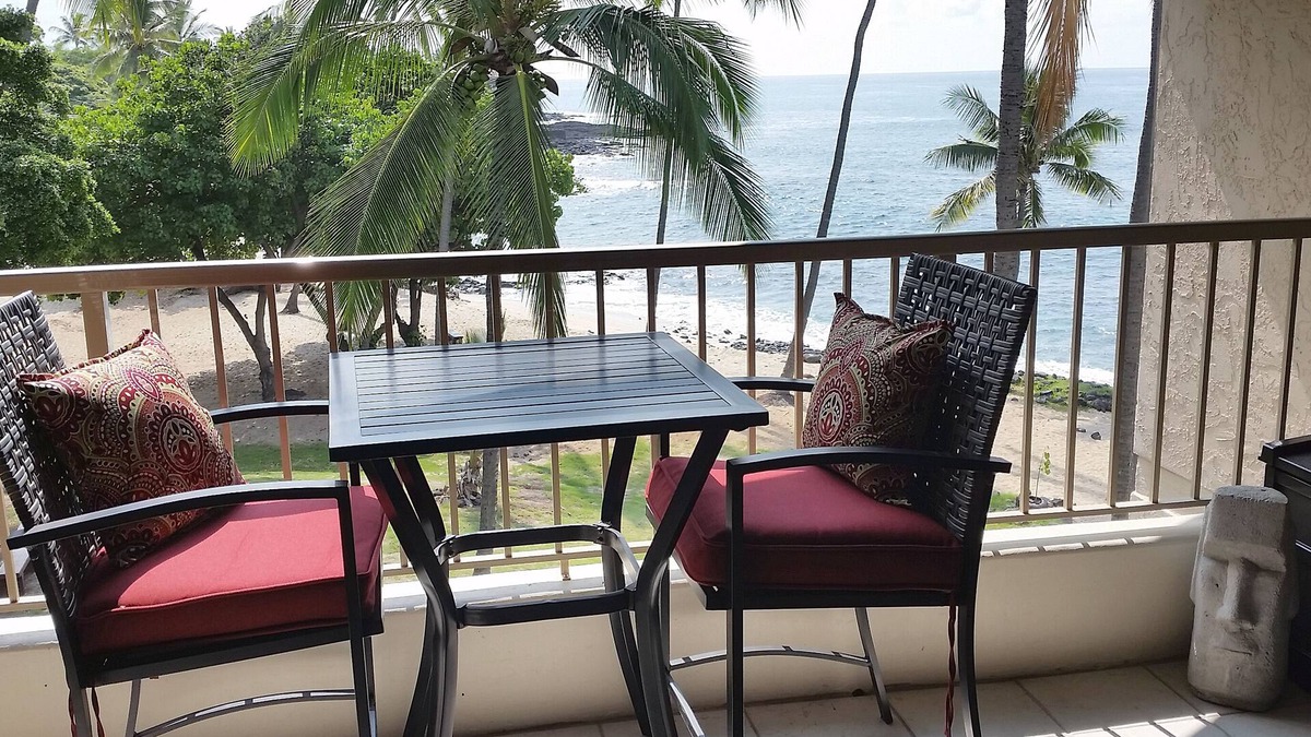 Historic Kailua Village Condo | Kona Reef Beachfront/Top Floor/Air Con/Free WiFi/Walk to Town
